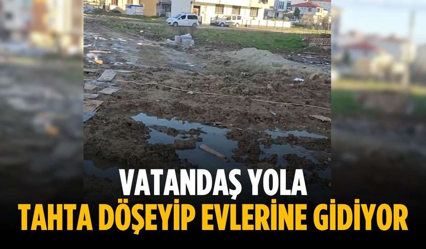 Vatandaş yola tahta döşeyip evlerine gidiyor