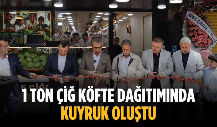 1 ton çiğ köfte dağıtımında kuyruk oluştu