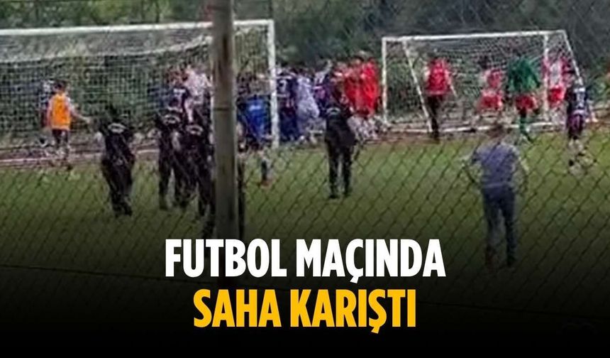 Futbol maçında saha karıştı