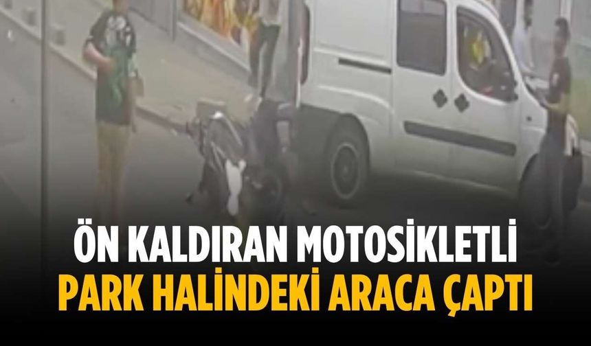 Ön kaldıran motosikletli park halindeki araca çaptı