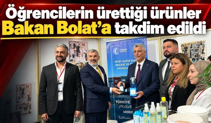 Ürettikleri ürünleri bakan Bolat'a takdim ettiler