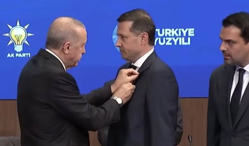 Vahap Akay AK Parti’ye katıldı: Rozetini Erdoğan taktı