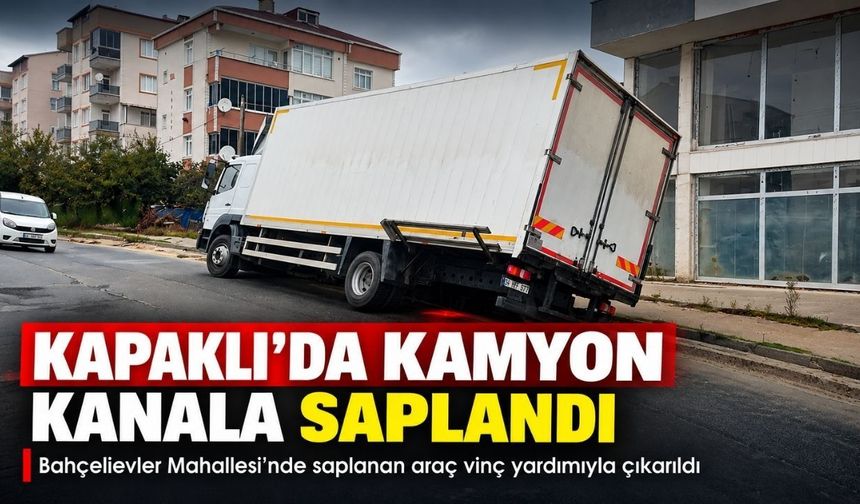 Kapaklı’da altyapı kanalına saplanan kamyon vinçle kurtarıldı