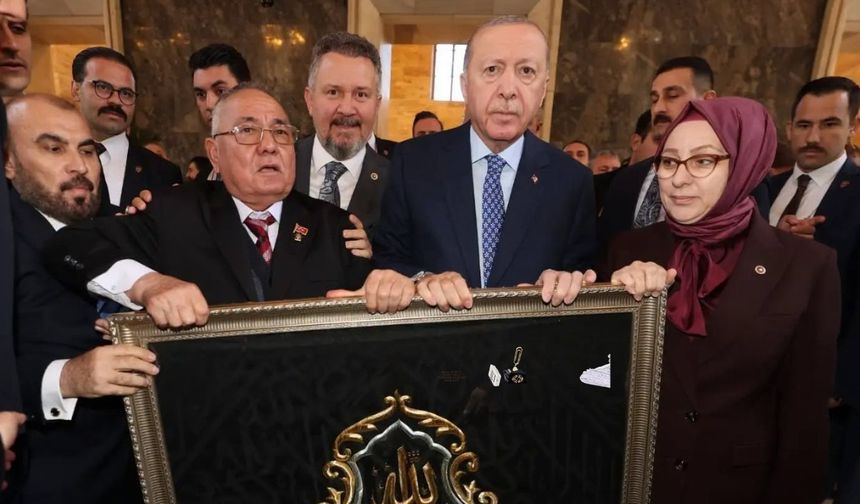 Erdoğan’a Kâbe örtüsü Kisve-i Şerif’i takdim edildi