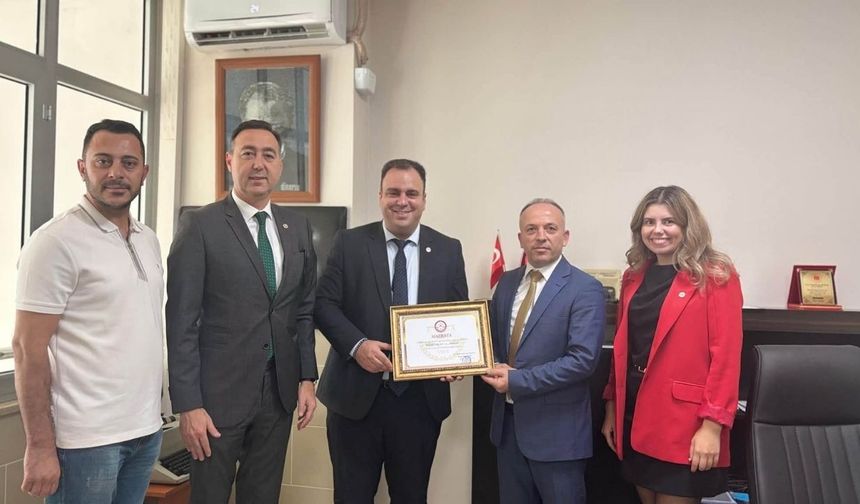 Yeni Parti Kapaklı İlçe Başkanı Emir Tarcan mazbatasını aldı