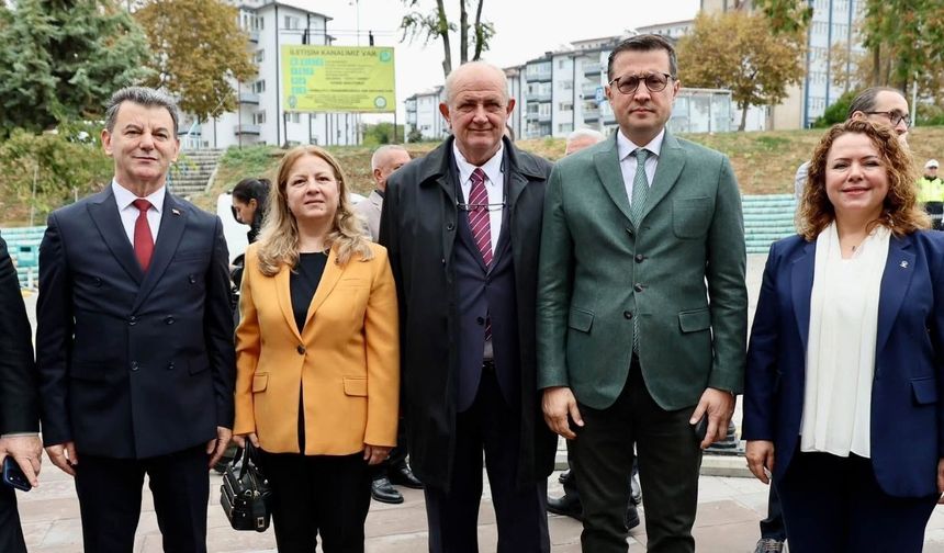 Vahap Akay’a AK Parti programında Erdoğan’ın şarkısıyla karşılama