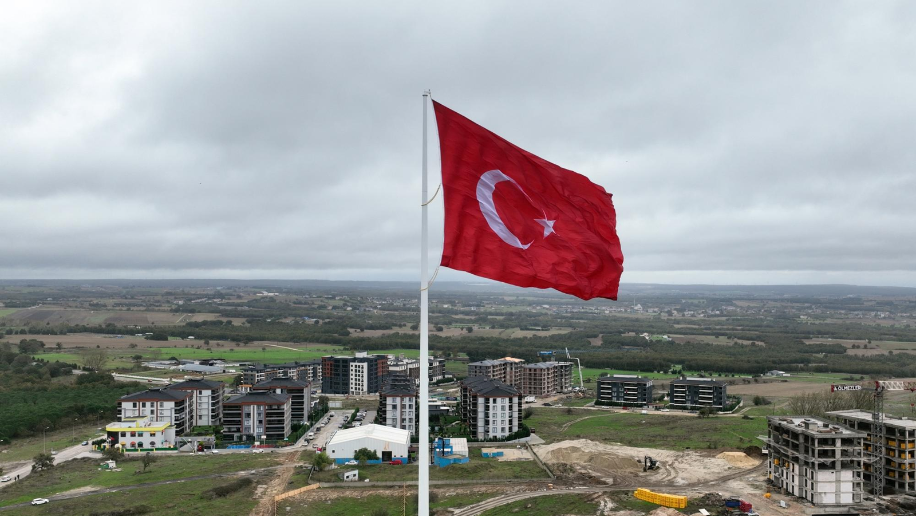 Trakya’nın en büyük bayrağı göklere çekildi