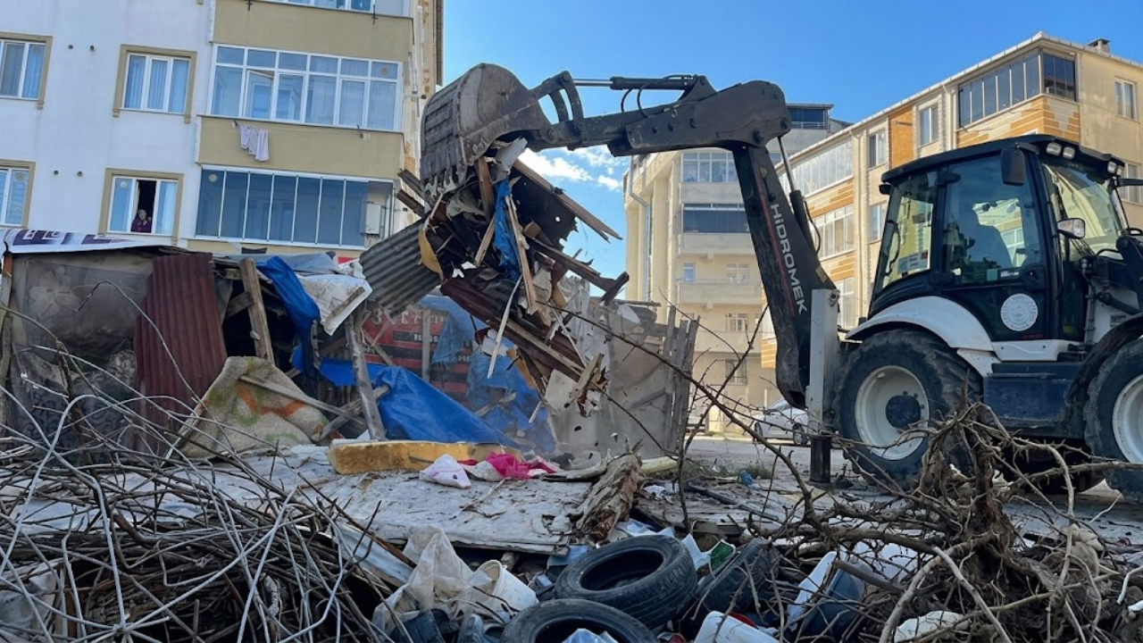 Kapaklı’da boş arsalardaki kaçak yapılar yıkılıyor